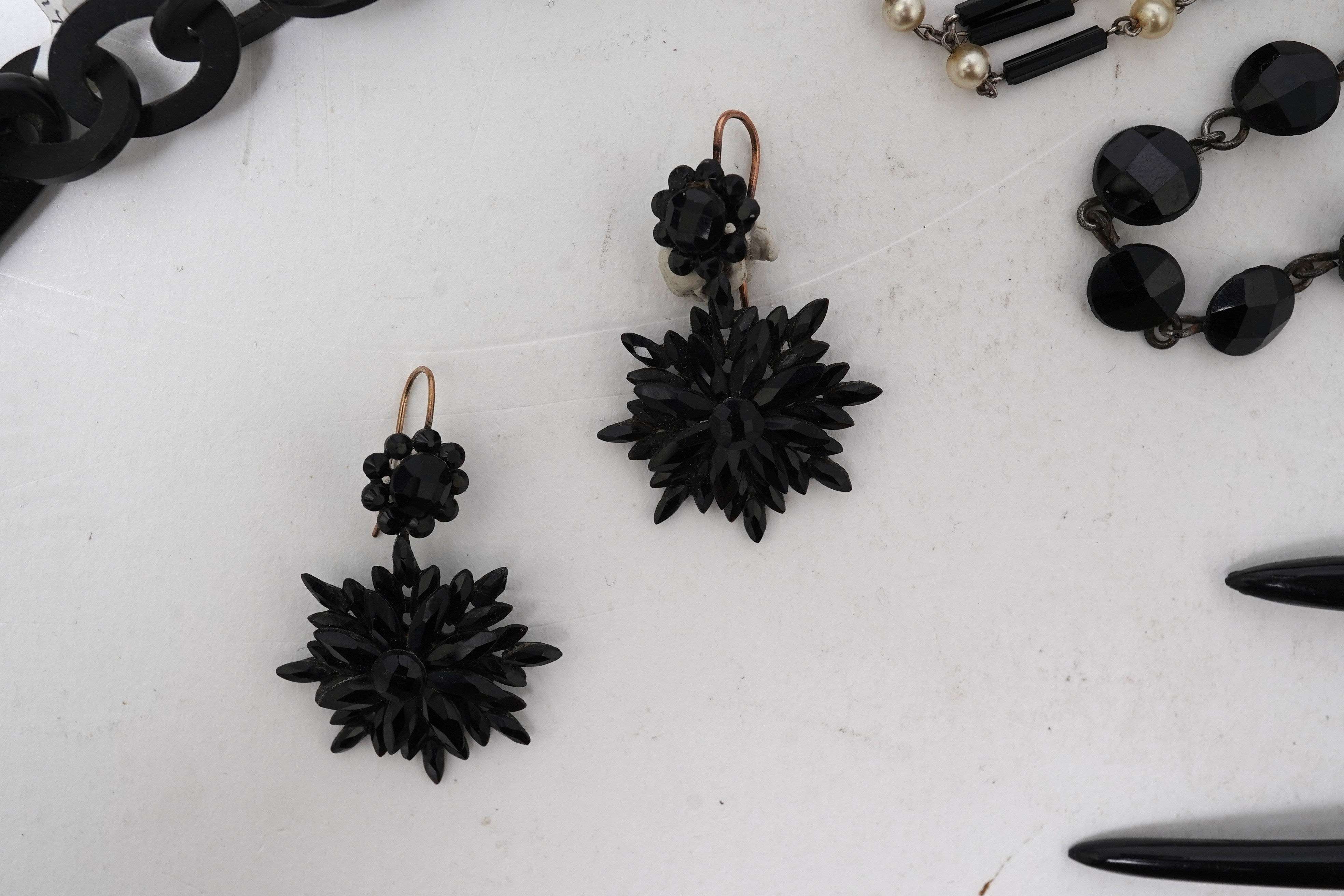 A group of simulant jet jewels, 19th century/early 20th century